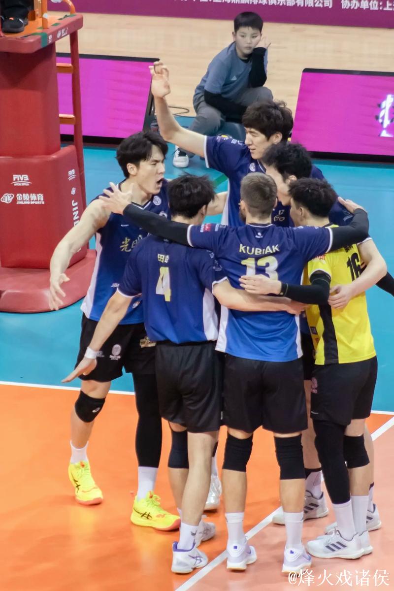 排超联赛榜首大战轻取广东队，上海男排常规赛半程登顶