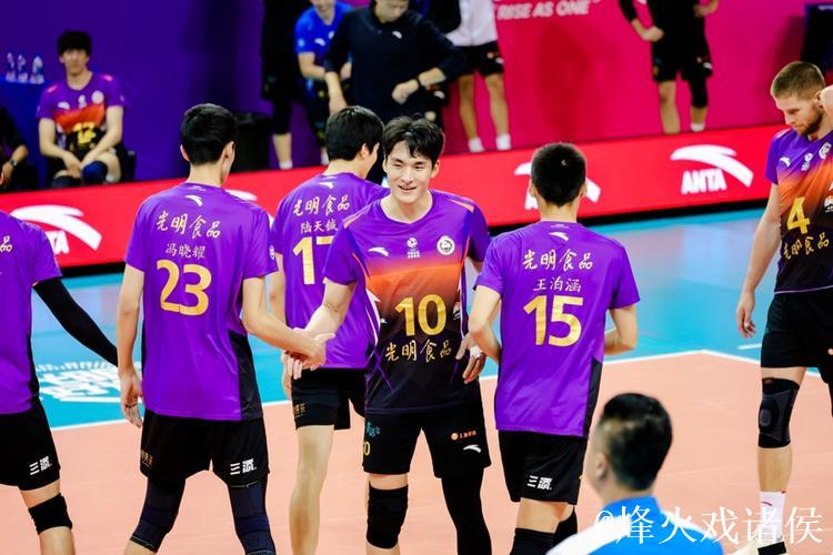 排超联赛榜首大战轻取广东队，上海男排常规赛半程登顶