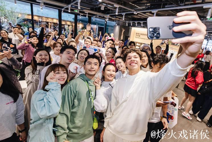 谢尔顿亮相上海派对 联结网球社群尽释运动热爱